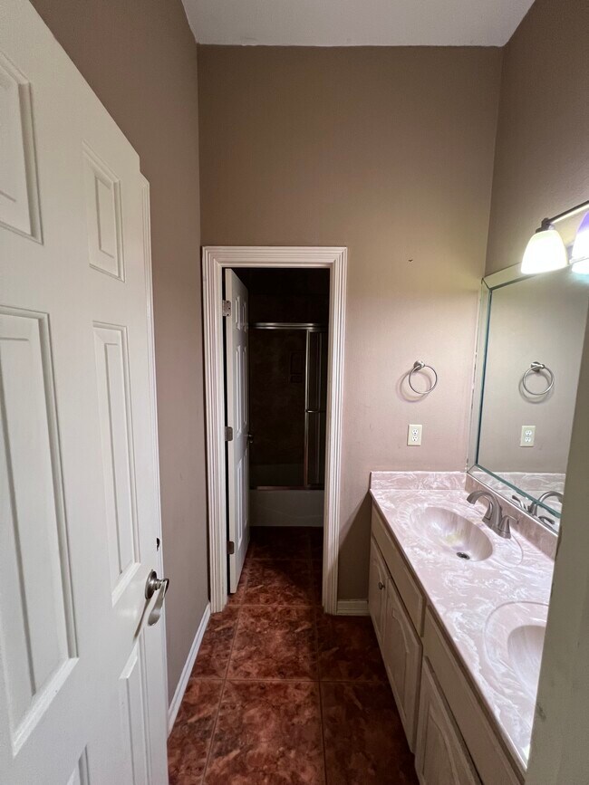 Building Photo - 420 W Palm Dr