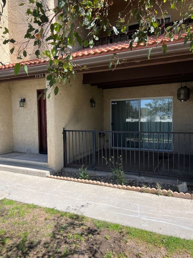 Building Photo - Cabrini 2 bedroom townhome