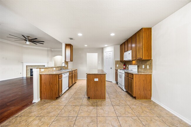 Building Photo - 15410 Redbud Dale Ct