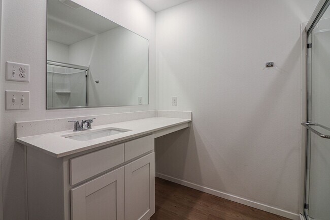 Building Photo - 3202 S 15th Pl