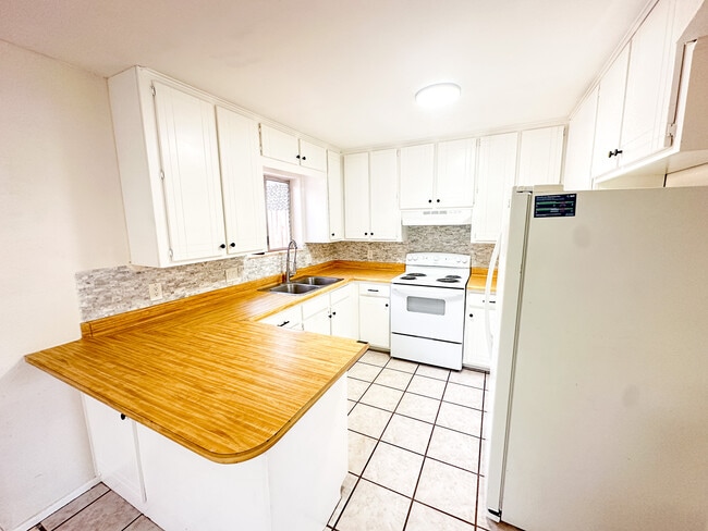 Building Photo - 173 W 27th Pl