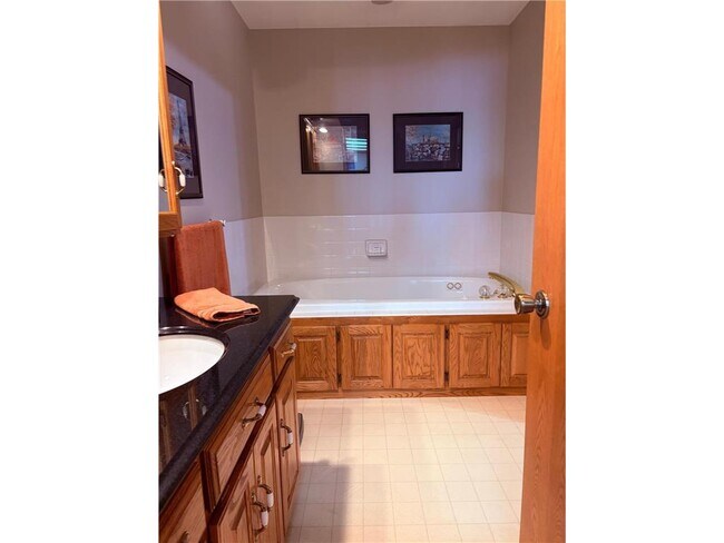 Building Photo - 12617 Old N Shore Dr