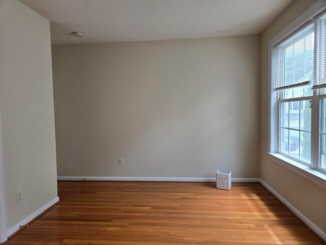 Building Photo - Stunning and Spacious 5 Bed 4 Bath Colonia...