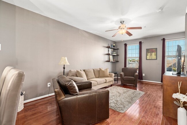 Building Photo - Luxury 3-Bed, 4-Bath Townhouse with Modern Amenities