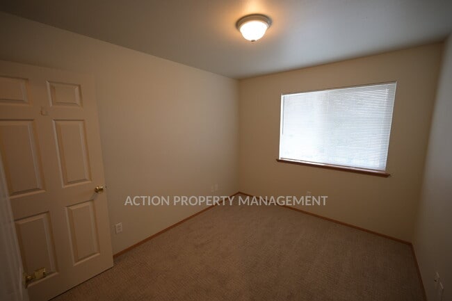 Building Photo - 2 bed 1 bath, top floor apartment in Port Angeles, close to Peninsula College and the Olympic Nat...