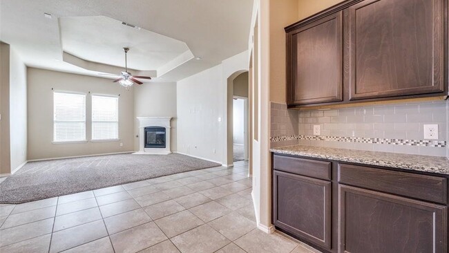 Building Photo - 2025 Lake Vista Dr