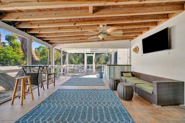 Building Photo - ALL THE CHARM! - Siesta Key 1+ acre on the Bay - 3 bed/ 2 bath pool home