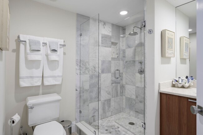 Building Photo - 2650 Lake Shore Dr