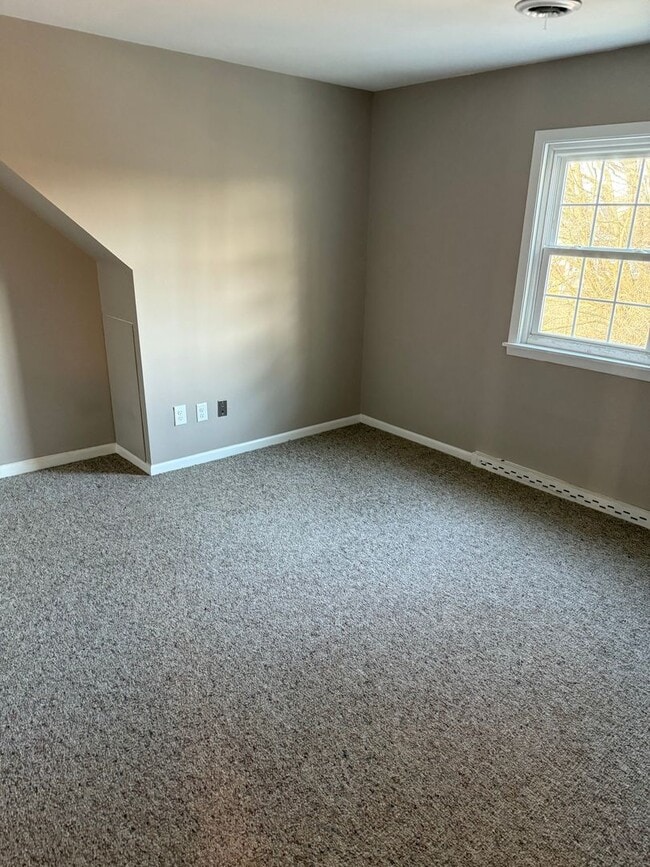 Building Photo - Second Floor Apartment