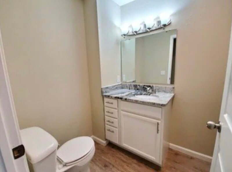 Building Photo - 627 7th Ave S