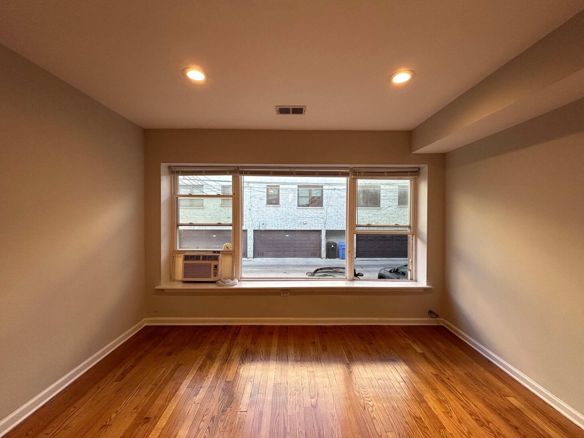Building Photo - 6535 N Mozart St