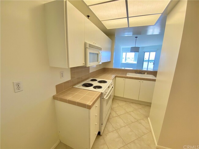 Building Photo - 525 E Seaside Way