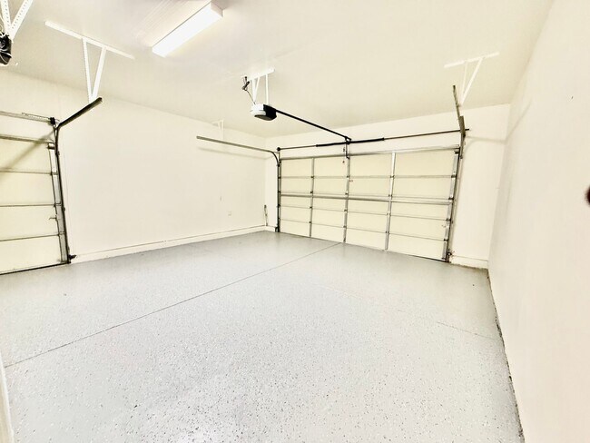 Building Photo - Executive Home available NOW