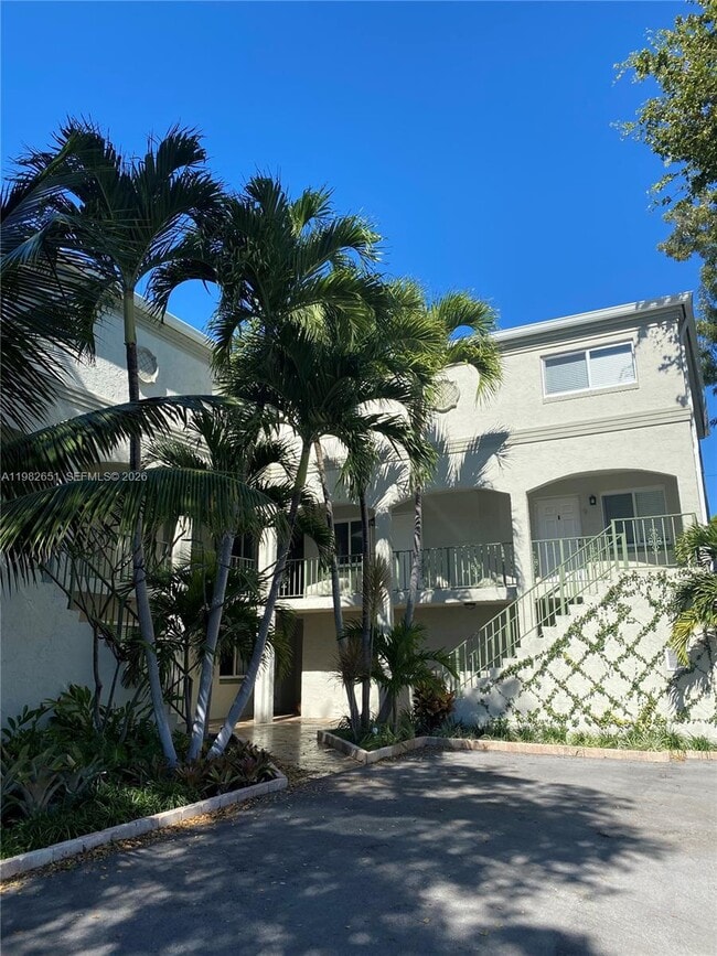 Building Photo - 913 NE 17th St