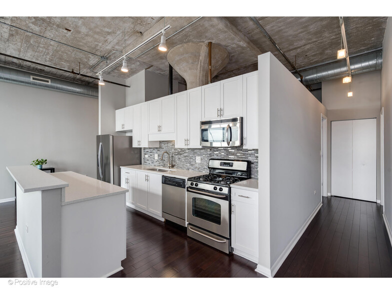 Building Photo - 1550 S Blue Island Ave