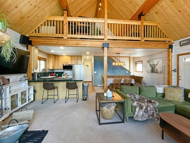 Building Photo - Luxury Home in the woods with unparalleled views! Garage! Pets Negotiable! Hot tub!