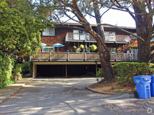 Primary Photo - 921 E Blithedale Ave