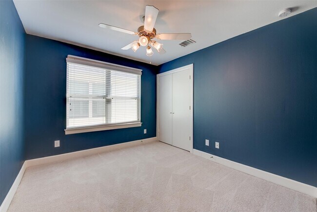 Building Photo - 5941 S Loop E