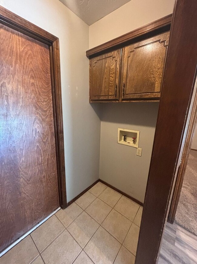 Building Photo - Spacious 3 bedroom, 2 bathroom home availa...