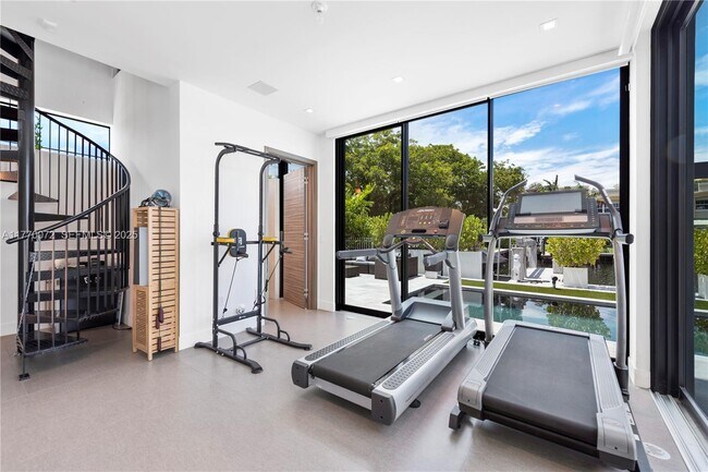 Building Photo - 1400 Bayview Dr