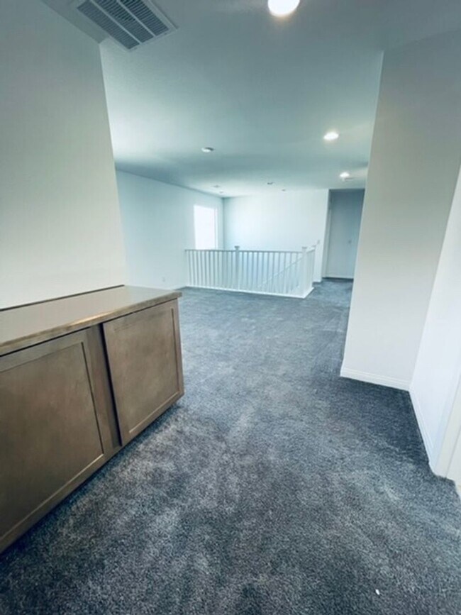 Building Photo - BEAUTIFUL 4 BEDROOM + LOFT HOME LOCATED IN...