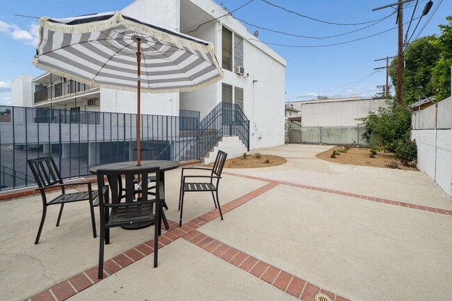 Building Photo - 2 bed 1 Bath Available Now
