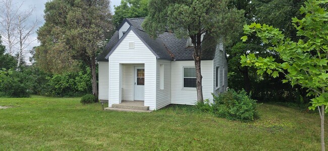 Building Photo - 13497 Center Rd