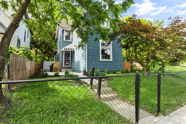 Building Photo - 1287 Mooberry St