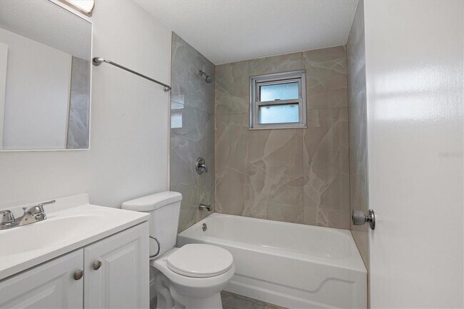 Building Photo - 880 Queen Rd