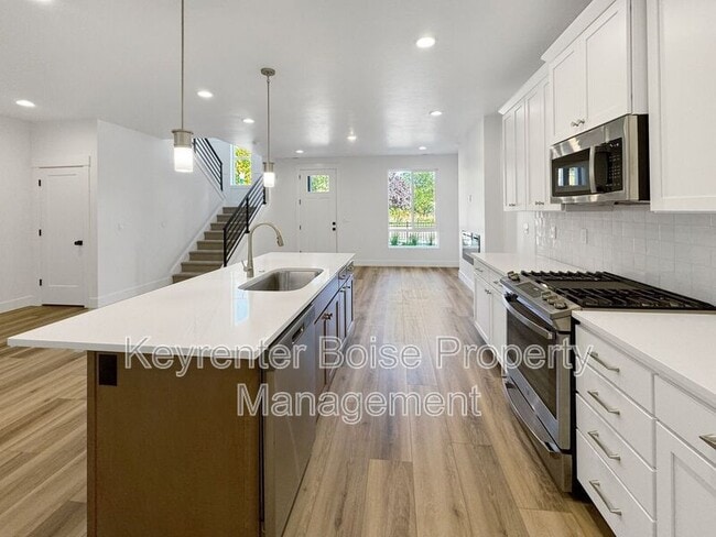 Building Photo - 450 E Presidio Ln