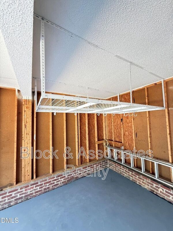 Building Photo - 401 Holly Berry Ln