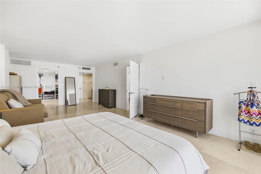 Building Photo - 2625 Collins Ave