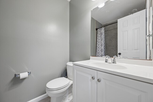 Building Photo - 1615 Colonial Way
