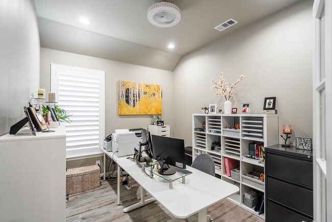 Building Photo - 11 Los Campos Dr