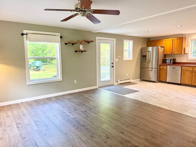 Building Photo - Sunny & Spacious 4 bedroom home