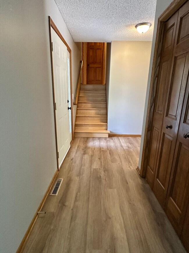 Building Photo - Maple Grove Single Family Home, Office, Fa...