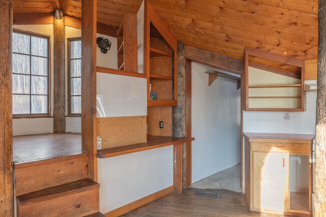 Building Photo - Cozy 2 Bedroom, 1 Bath, With a great Locat...