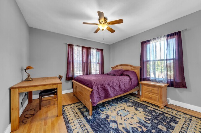 Building Photo - Upstairs Unit, Furnished Home