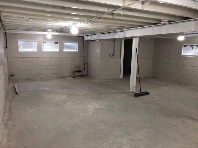 Building Photo - Large remodeled 4bed/2bath close to schools and transportation!