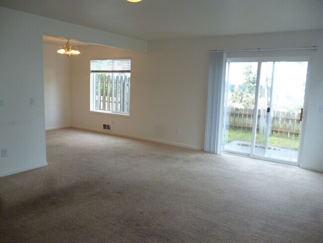 Building Photo - 2069