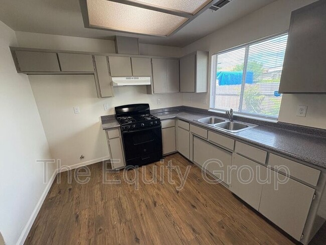 Building Photo - 514 N Summers St