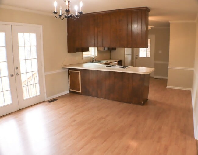 Building Photo - Lovely 5 bedroom, 2 bathroom brick home in Reidsville