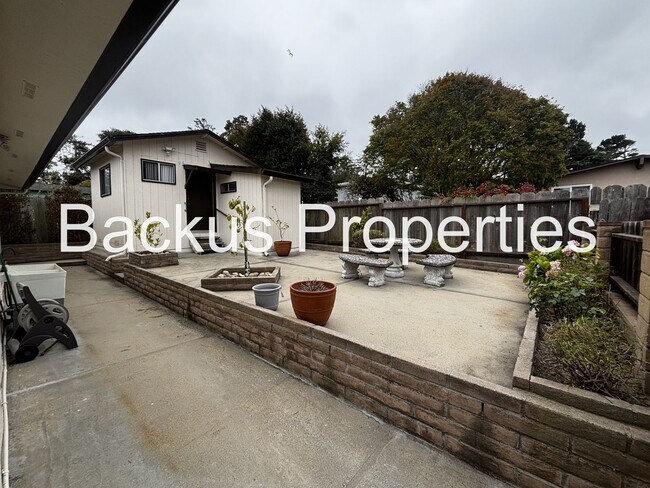 Building Photo - Wonderful three bedroom home in Monterey