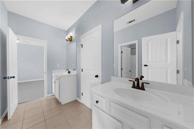 Building Photo - 5435 Mirror Lake Dr