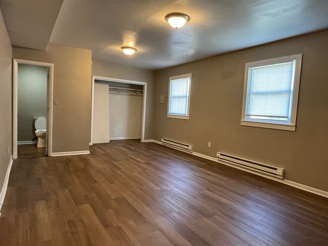 Building Photo - 4 Bed, 1.5 Bath Pet-Friendly Home with Fully Fenced Backyard