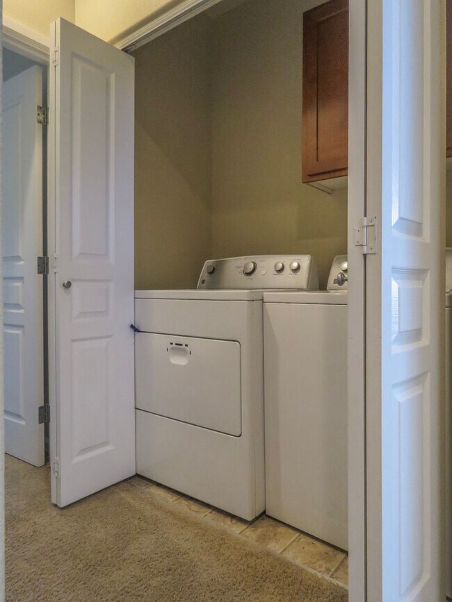 Building Photo - 2 Bedroom Townhome Available Now  !! 2 Wee...