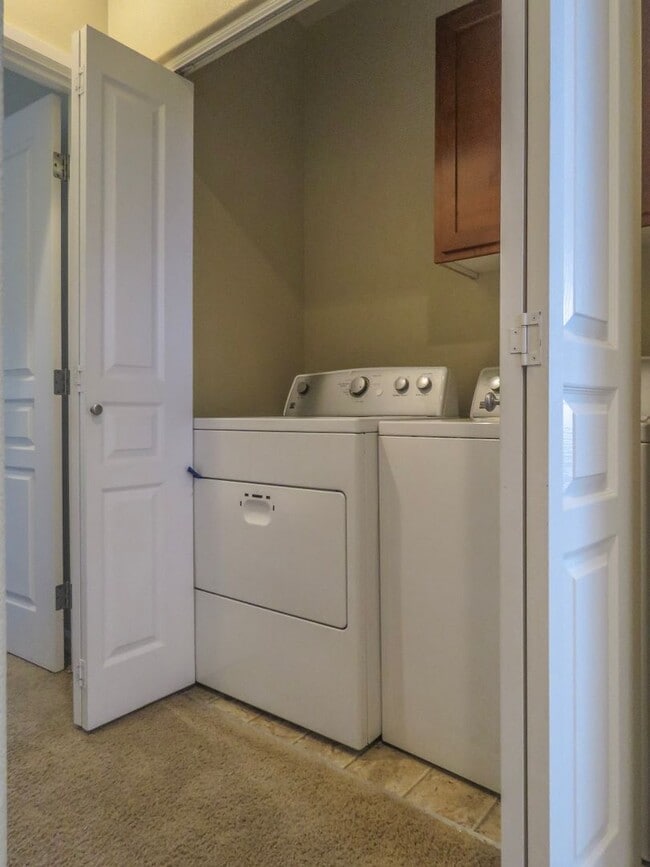 Building Photo - **No Rent Until February!! 2 Bedroom Townhome Available Now  !! Inquire today for tour !