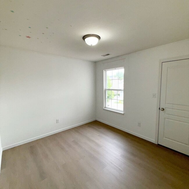 Building Photo - 569 Parkgate Dr