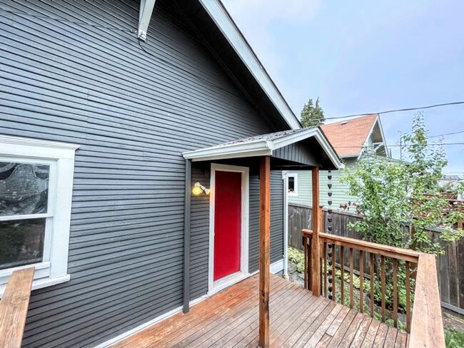 Building Photo - Your Cozy Tacoma Retreat in the Heart of t...