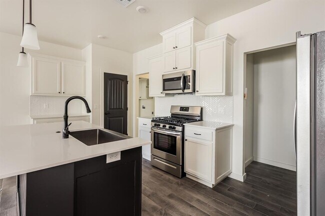 Building Photo - 320 W 3rd St